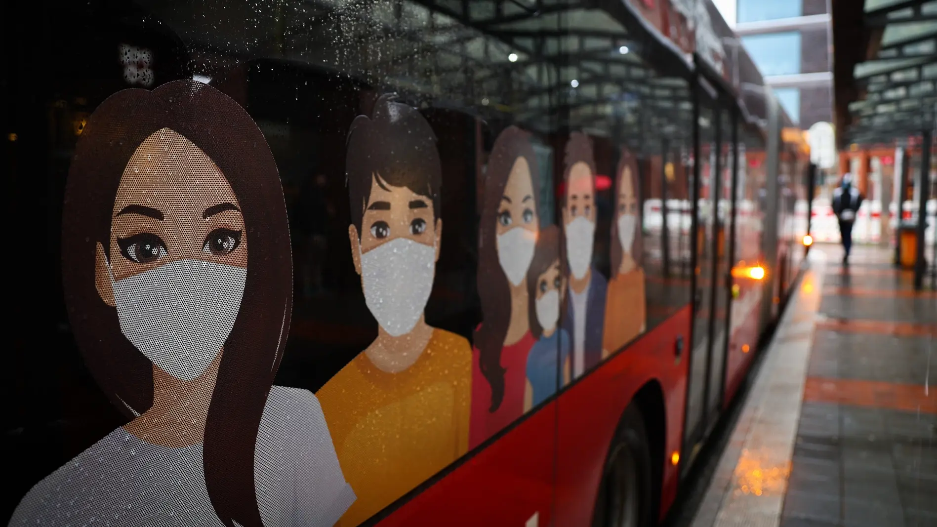 Ein Linienbus mit Hinweisen zum Tragen einer medizinischen Maske