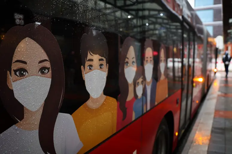 Ein Linienbus mit Hinweisen zum Tragen einer medizinischen Maske