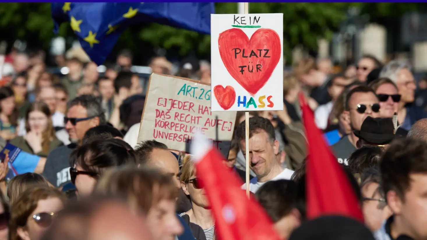 Demos in Berlin Schild mit "Kein Platz für Hass" auf einer Demo in Berlin