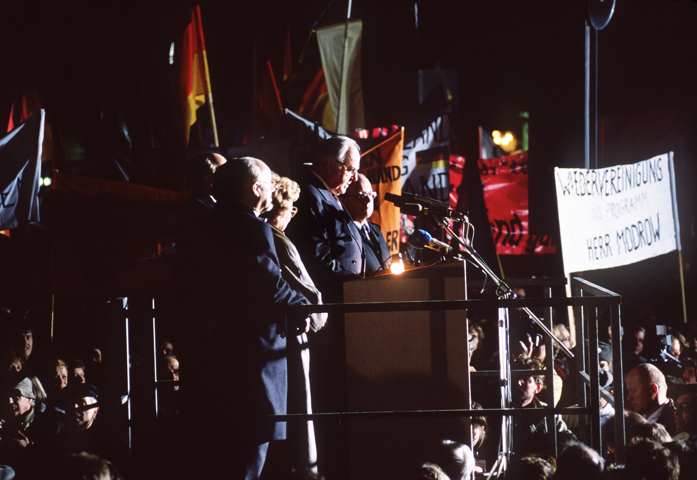 Bundeskanzler Helmut Kohl spricht vor der Dresdner Frauenkirche. 