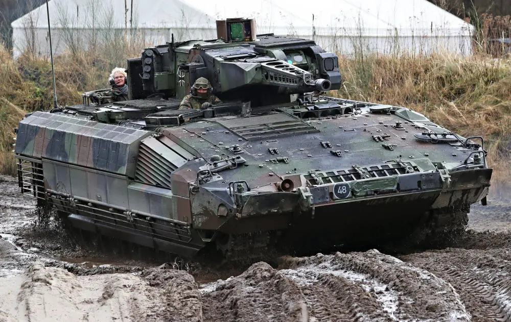 Christine Lambrecht fährt in einem Schützenpanzer Puma