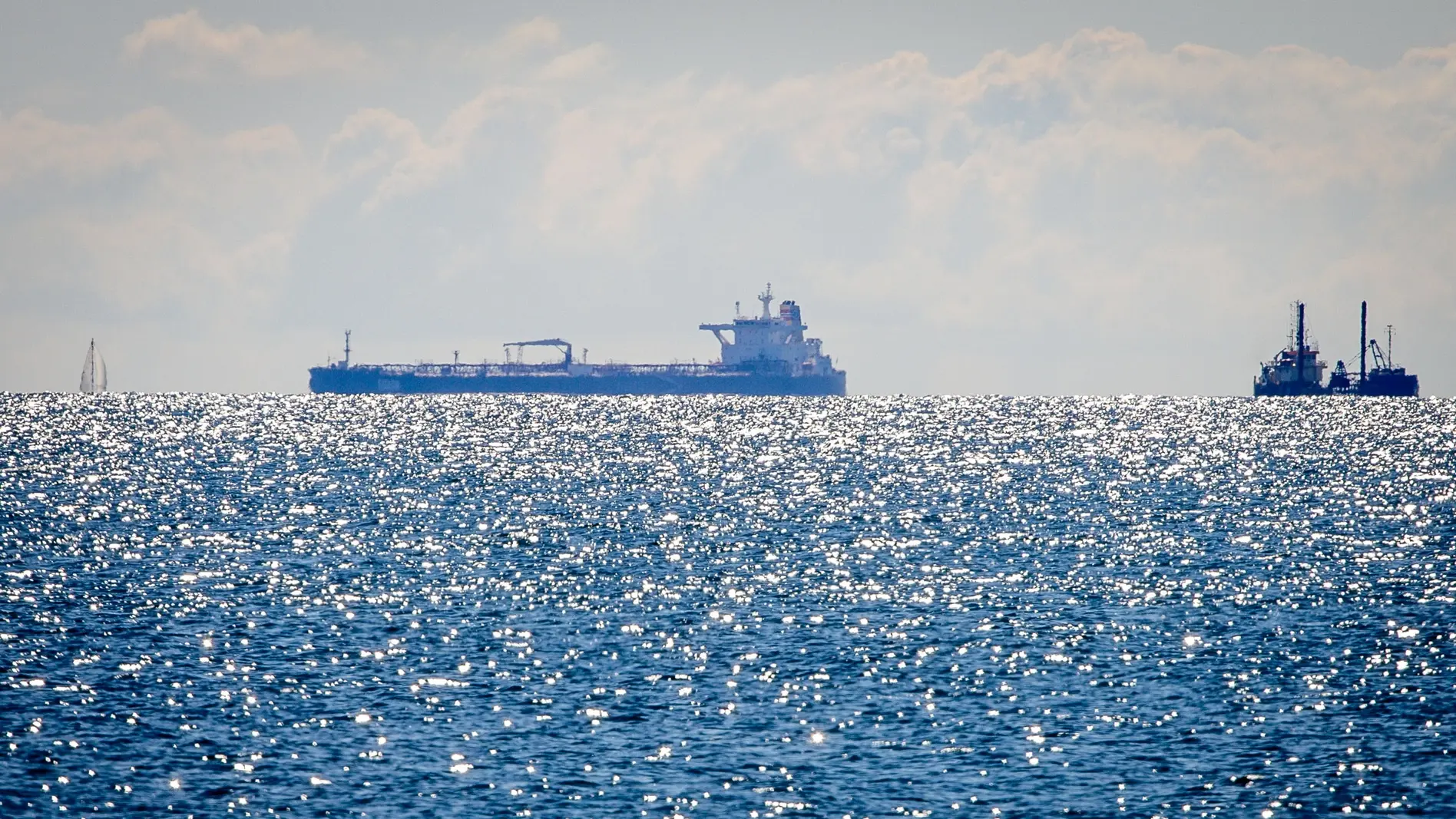 Der Tanker "Eventin" liegt vor der Küste der Insel Rügen