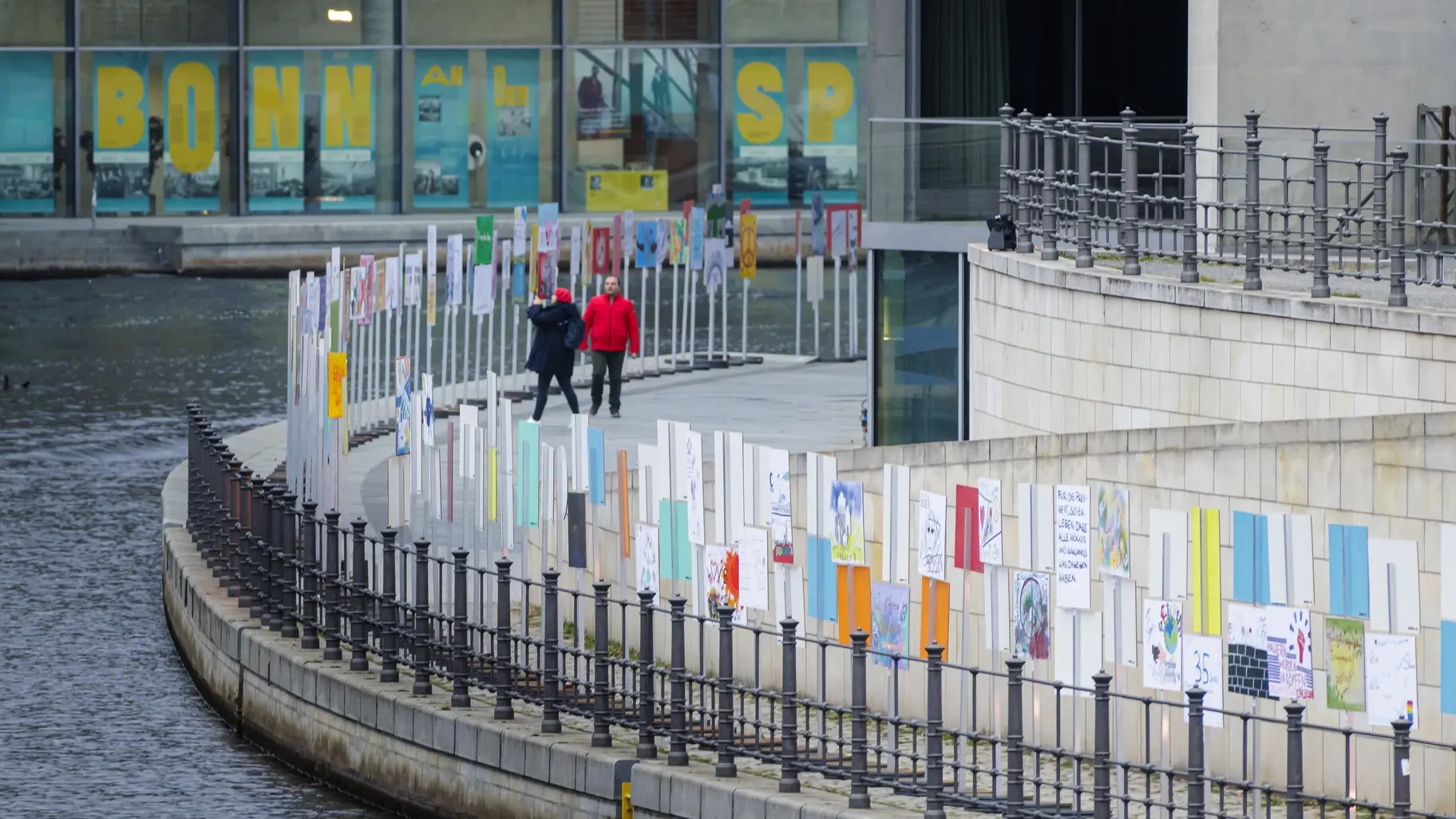 35 Jahre Mauerfall Plakate entlang des ehemaligen Mauerverlaufs in Berlin