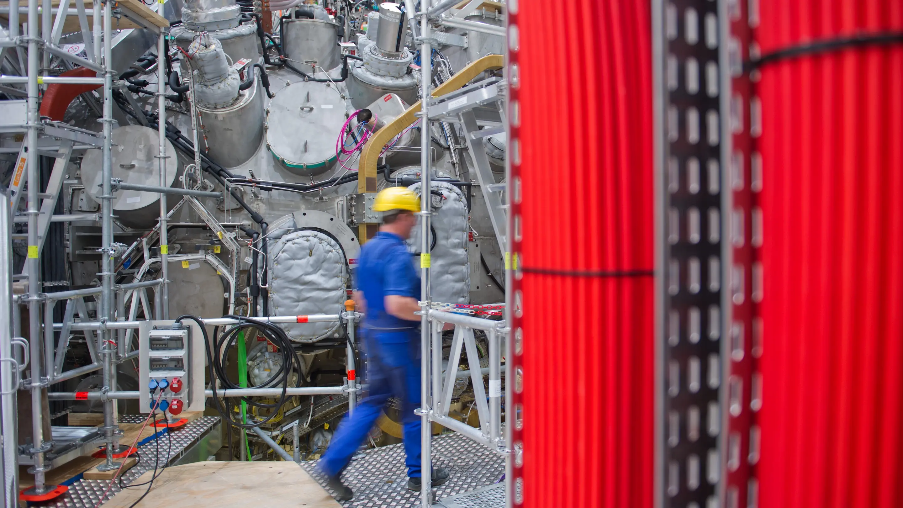 Hier wird an der Zukunft der Energie geforscht: Wendelstein 7-X in Greifswald ist die weltweit größte Fusionsanlage vom Typ Stellarator. Monteure arbeiten in der Fusionsanlage in Greifswald.