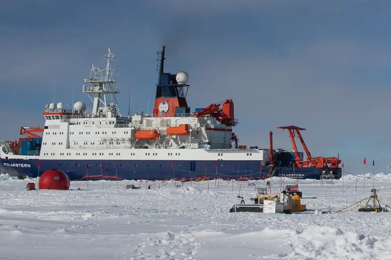 Das Forschungsschiff "Polarstern" in der Antarktis