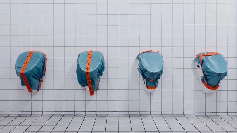 Kaputte Toiletten in einer Schule in Berlin.