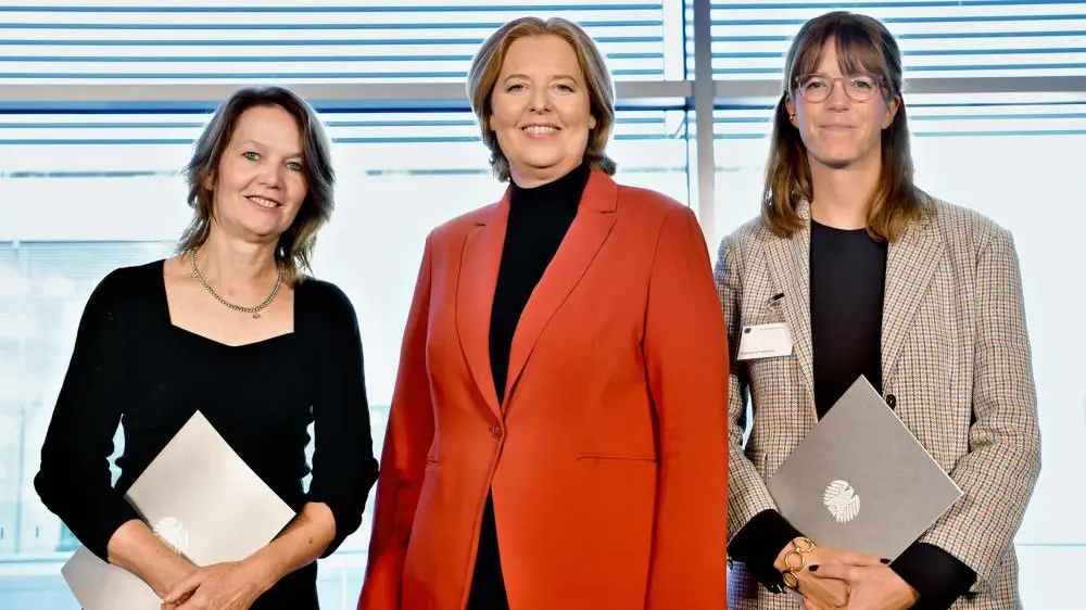Constanze von Bullion, Bärbel Bas und Karoline Meta Beisel lächeln in die Kamera