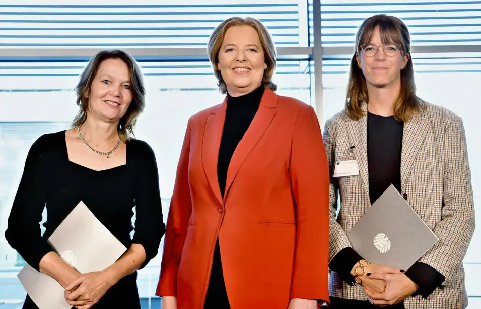 Constanze von Bullion, Bärbel Bas und Karoline Meta Beisel lächeln in die Kamera