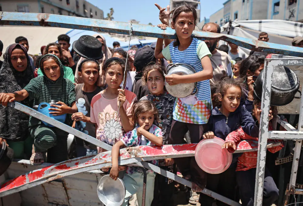 Essensausgabe in Gaza Palästinensische Kinder warten an der Essensausgabe in Gaza