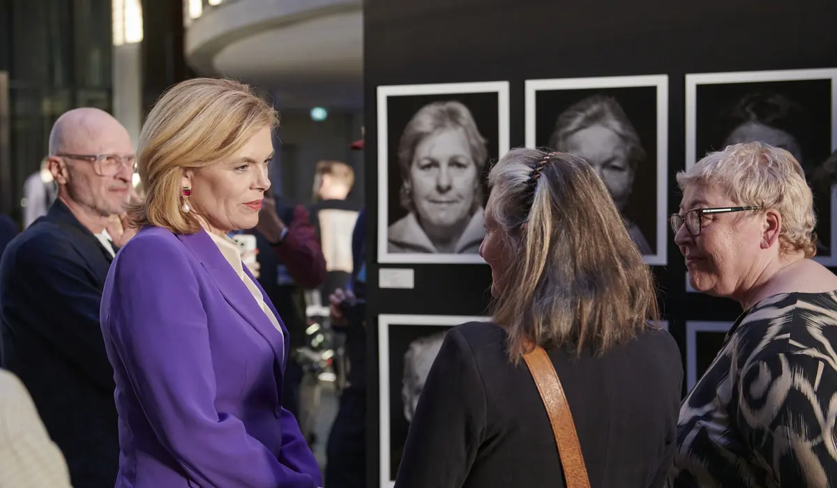 Julia Klöckner im Gespräch mit Elke Schlegel. Weiterhin abgebildet ist André Wagenzik sowie Evelyn Zupke.