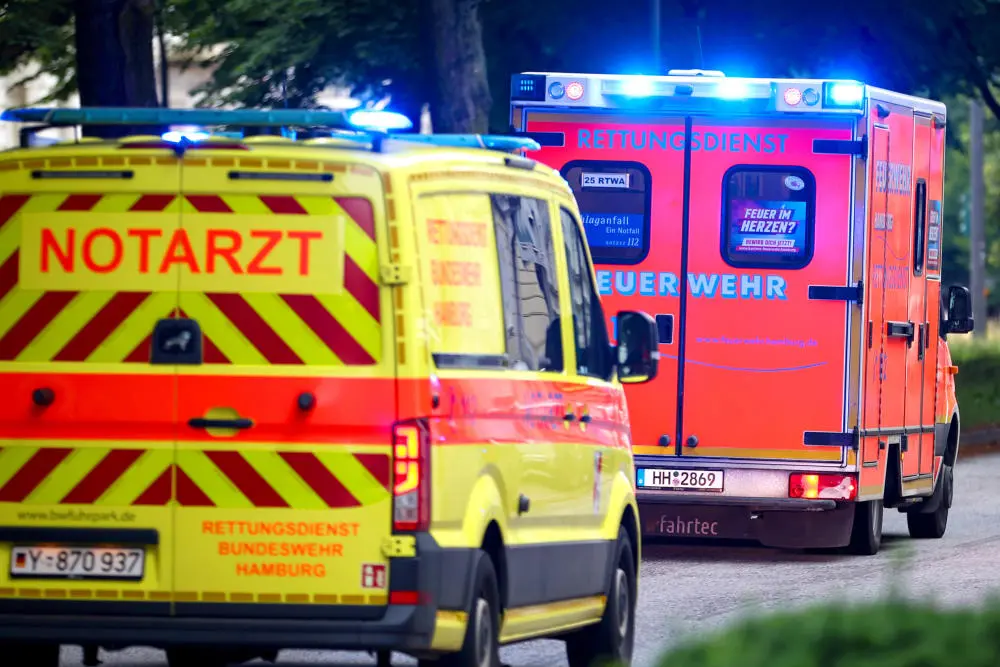 Notarzt Notarzt und Krankenwagen fahren mit Blaulicht zu einem Einsatz