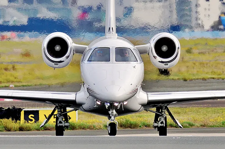 Startender Privatjet am Frankfurter Flughafen Fraport.