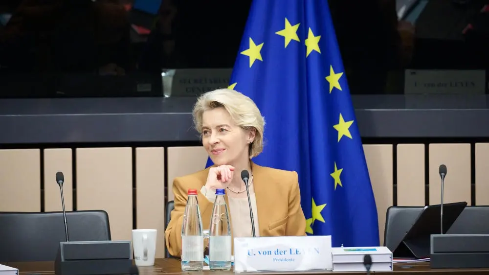 Ursula von der Leyen vor der EU-Flagge