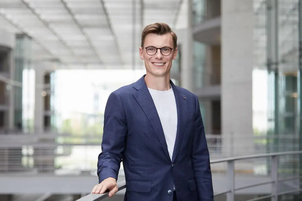 Kai Whittaker Kai Whittaker steht im Paul-Löbe-Haus