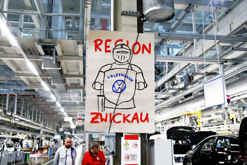Im Volkswagen-Werk in Zwickau hängt ein Plakat mit "Region Zwickau"
