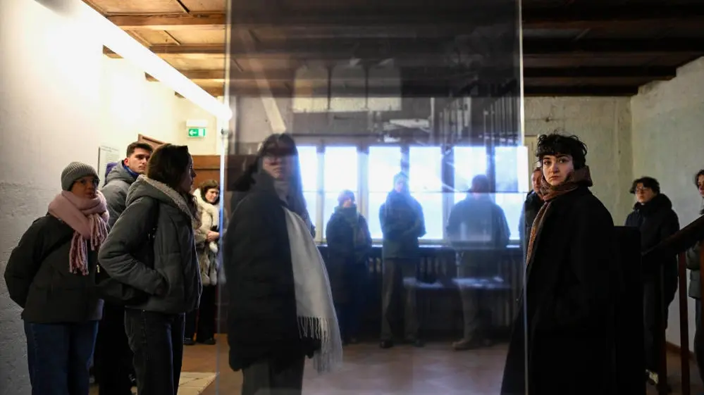 Die Teilnehmer stehen in einem Raum in Ravensbrück