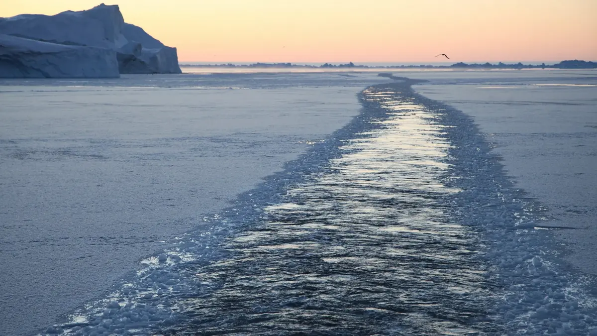 Ein Eisbrecher hat sich den Weg durch den zugefrorenen Eisfjord gebahnt