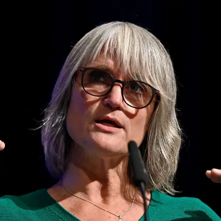 Julia von Weiler im Portrait