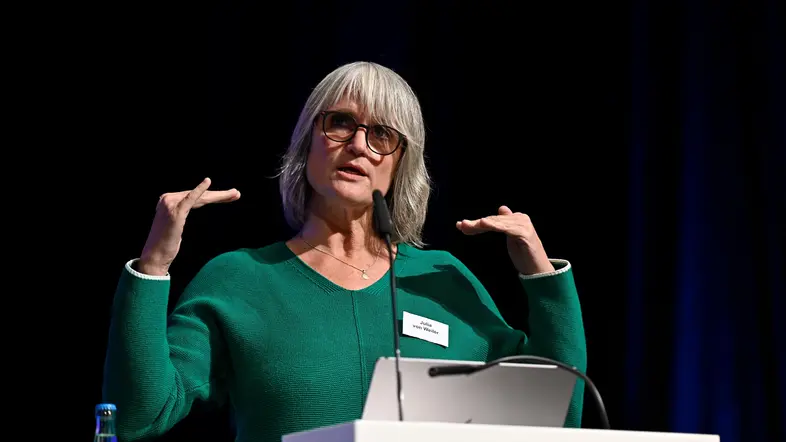 Julia von Weiler am Rednerpult