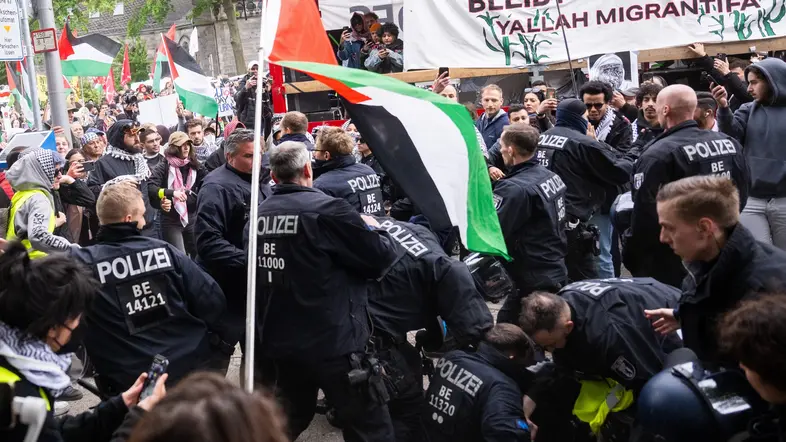 Polizisten nehmen bei einer Propalästinensischen Demonstrationen zum 77. Nakba-Tag einen Teilnehmer fest.