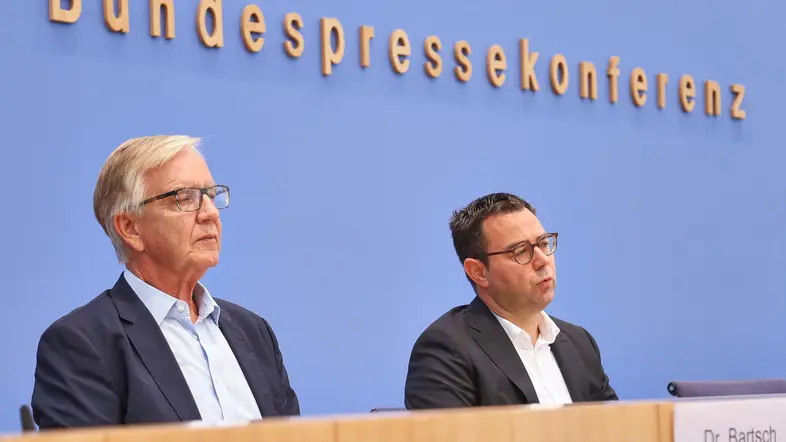 Dietmar Bartsch und Sebastian Schäfer bei der Pressekonferenz zum Bundeshaushalt