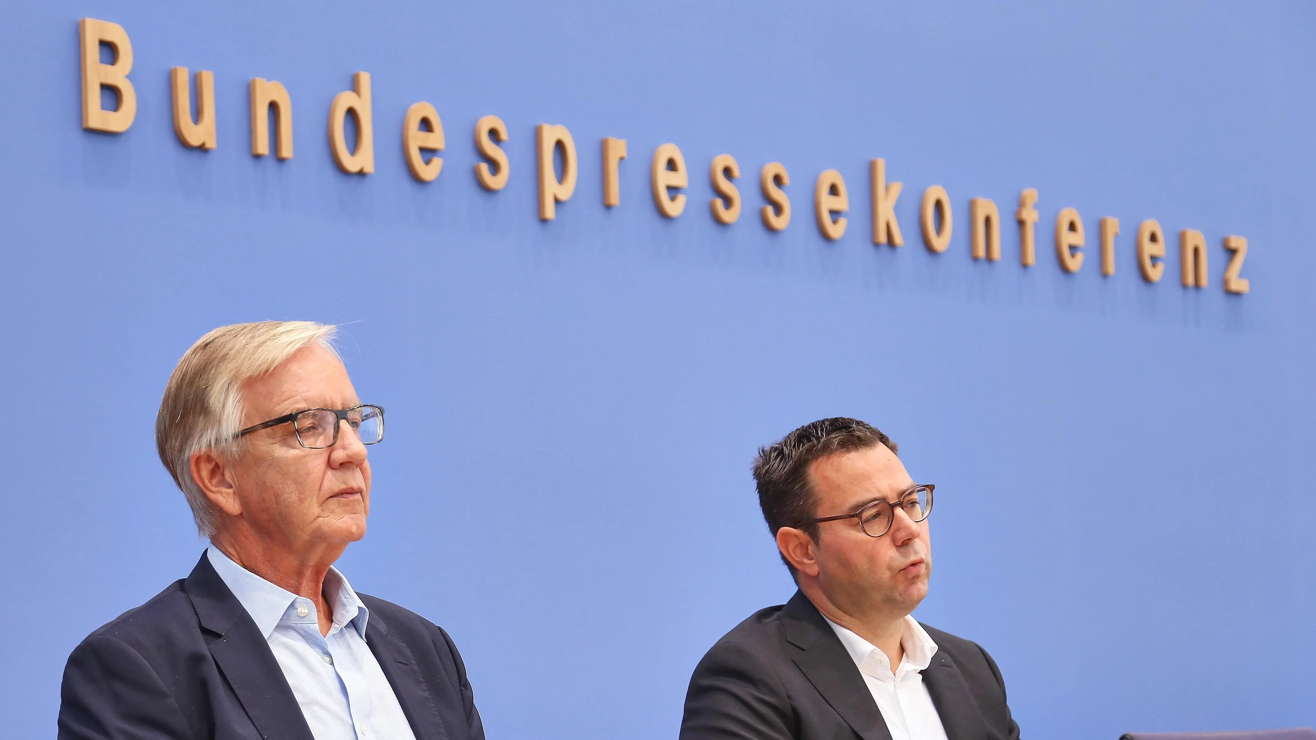 Dietmar Bartsch und Sebastian Schäfer bei der Pressekonferenz zum Bundeshaushalt