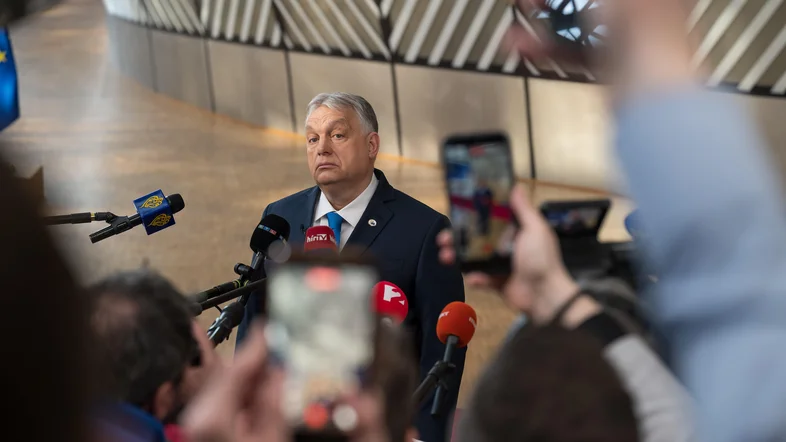 Viktor Orban vor zahlreichen Mikrofonen