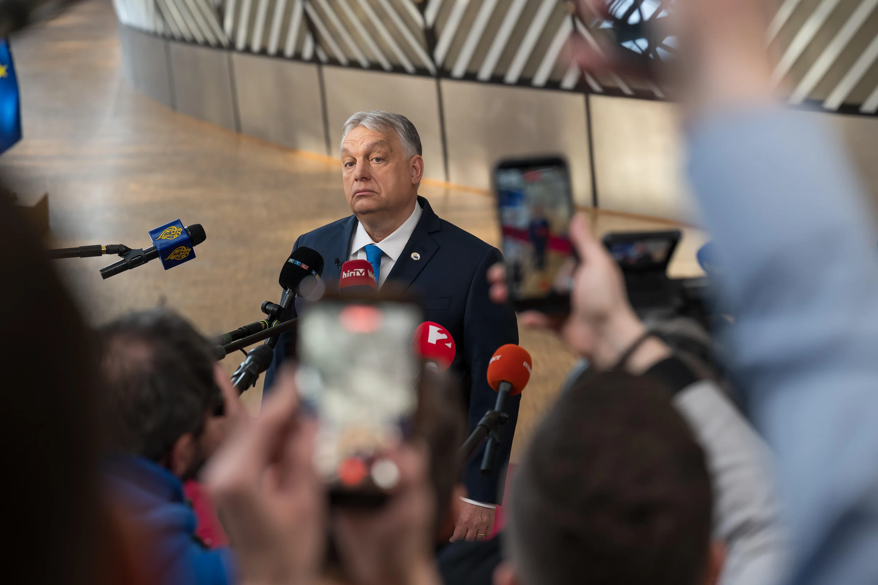 Viktor Orban vor zahlreichen Mikrofonen