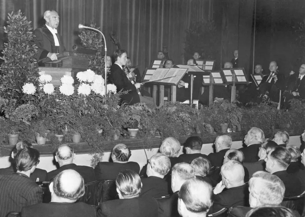 Hermann Höpker-Aschoff spricht während der Feierstunde