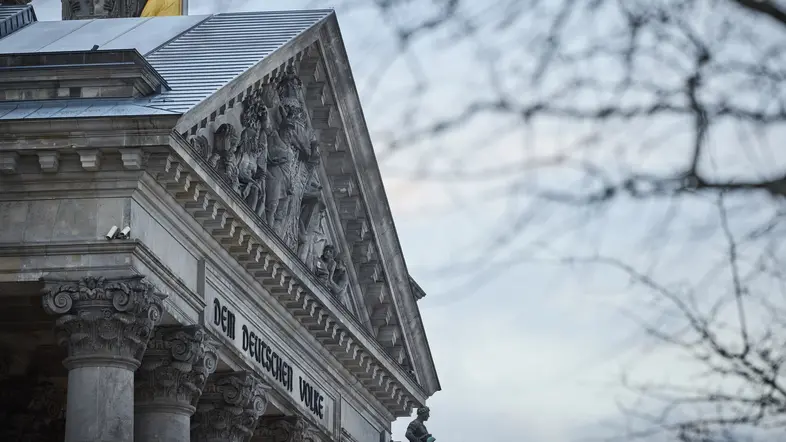 Das Westportal des Reichstagsgebäudes Anfang Dezember. 