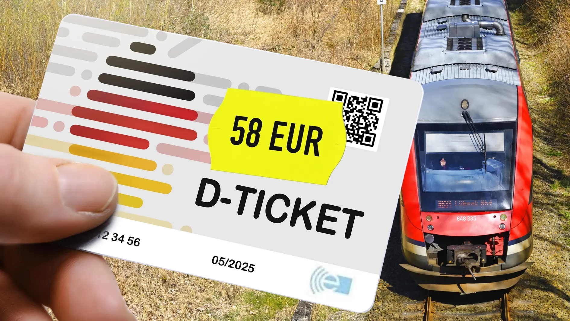 Das D-Ticket wird teurer. Hand hält das Deutschlandticket D-Ticket mit dem Preis von 58 Euro vor einer Regionalbahn, Fotomontage
