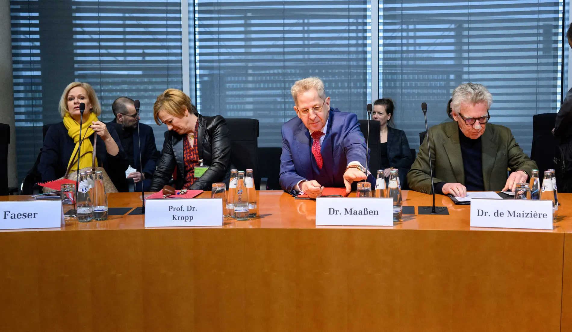 Nancy Faeser, Sabine Kropp, Hans-Georg Maaßen und Thomas de Maizière zu Beginn der öffentlichen Anhörung der Enquete-Kommission des Bundestags zur Aufarbeitung der Corona-Pandemie.