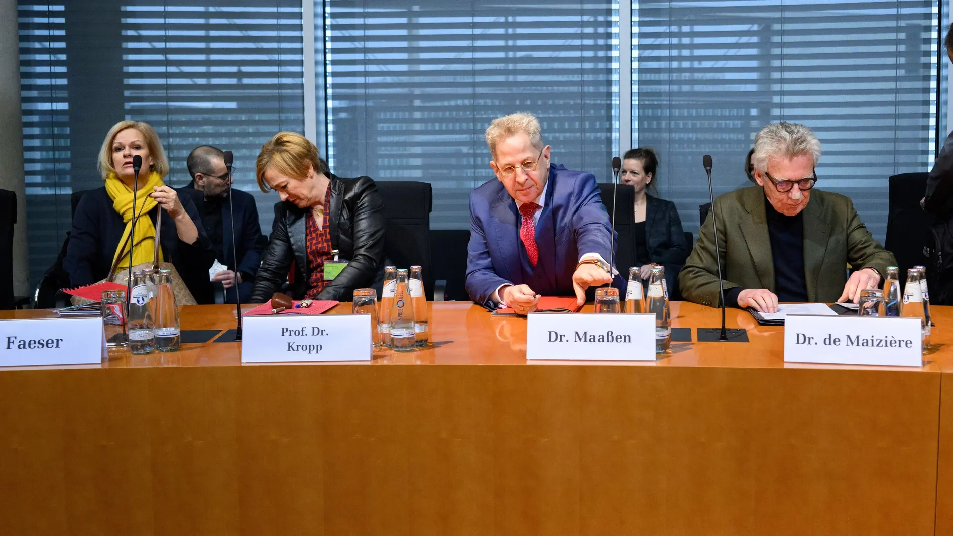 Nancy Faeser, Sabine Kropp, Hans-Georg Maaßen und Thomas de Maizière zu Beginn der öffentlichen Anhörung der Enquete-Kommission des Bundestags zur Aufarbeitung der Corona-Pandemie.