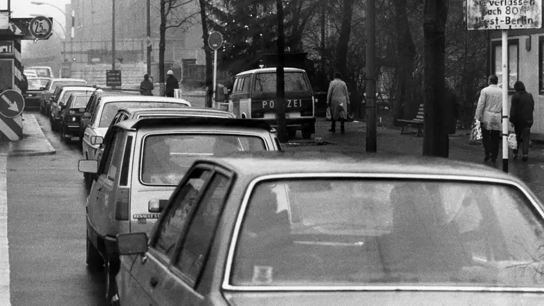 Autoschlangen an der Grenze von West- nach Ost-Berlin 1982.