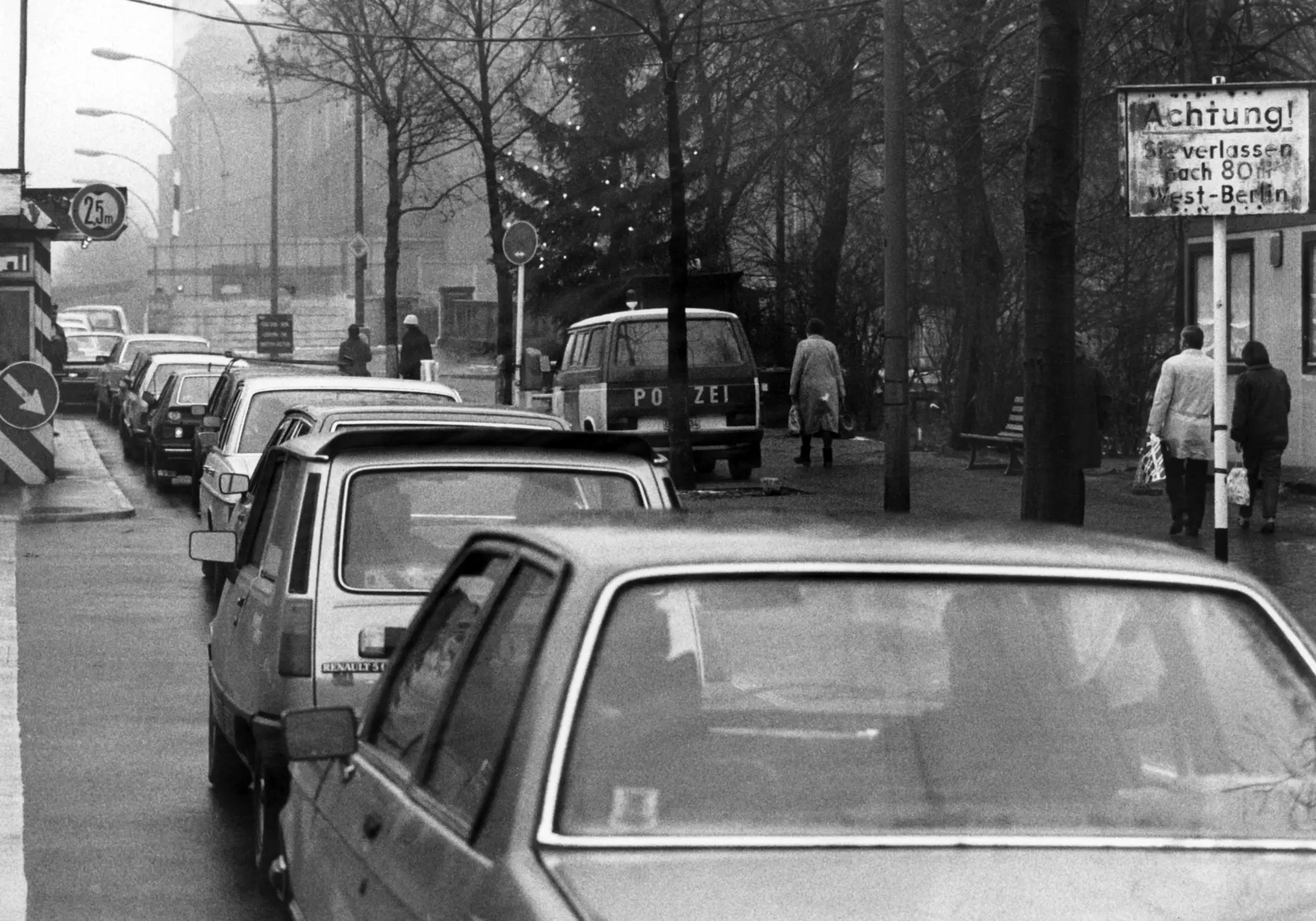Autoschlangen und lange Wartezeiten Autoschlangen an der Grenze von West- nach Ost-Berlin 1982.