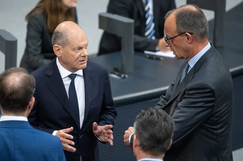 Olaf Scholz im Gespräch mit Friedrich Merz