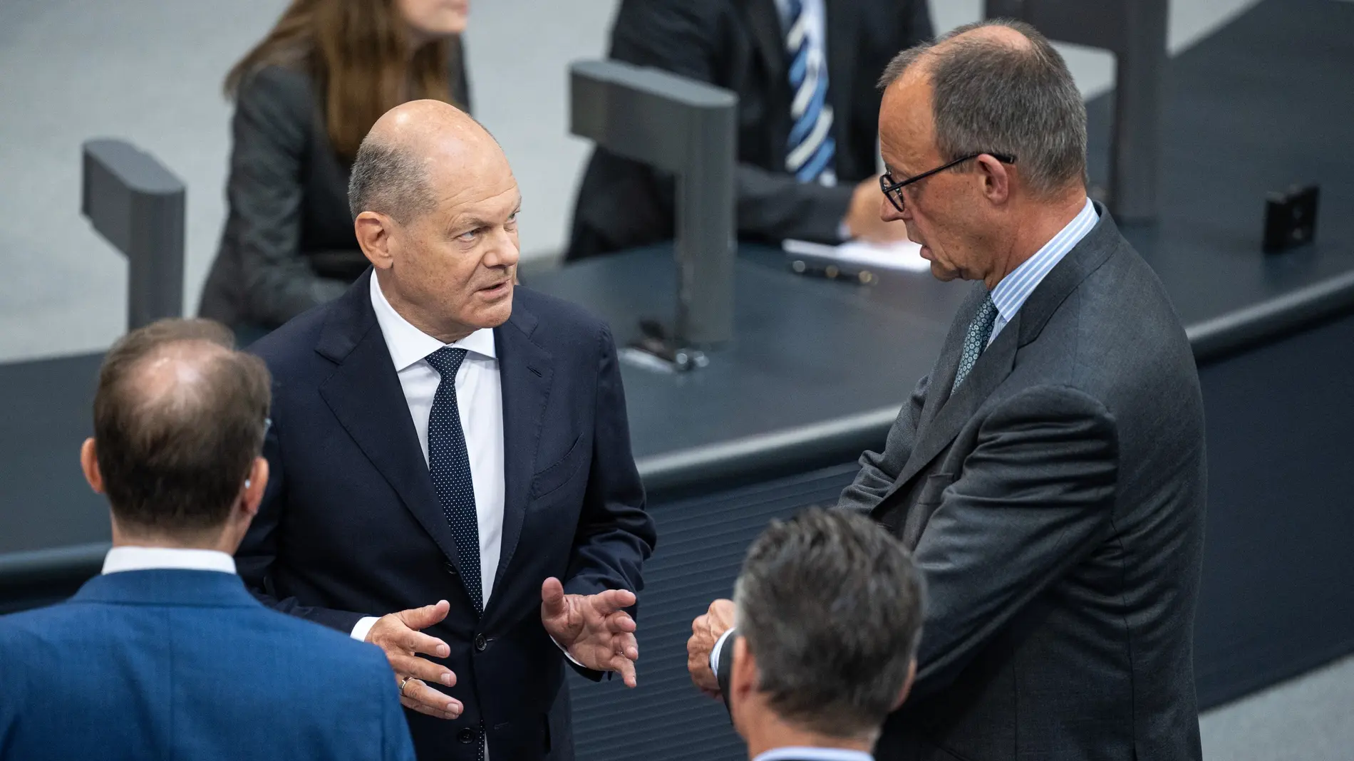 Regierungserklärung von Olaf Scholz Olaf Scholz im Gespräch mit Friedrich Merz