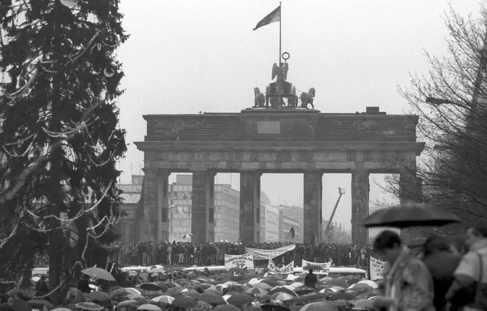 Öffnung des Brandenburger Tores Menschenmassen drängen sich auf beiden Seiten des Brandenburger Tores