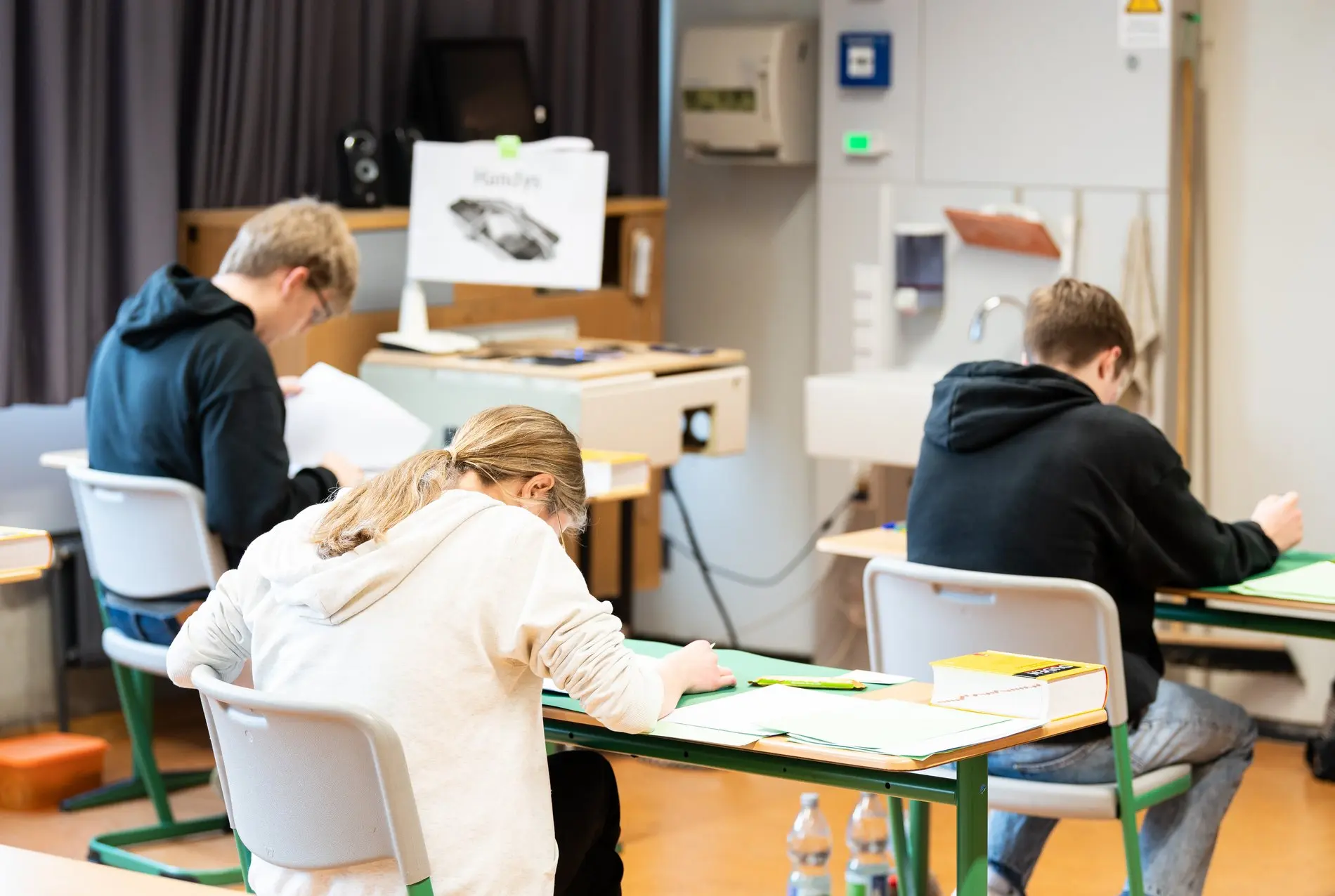 Schülerinnen und Schüler während der schriftlichen Abiturprüfung Schüler bei einer Abiturprüfung