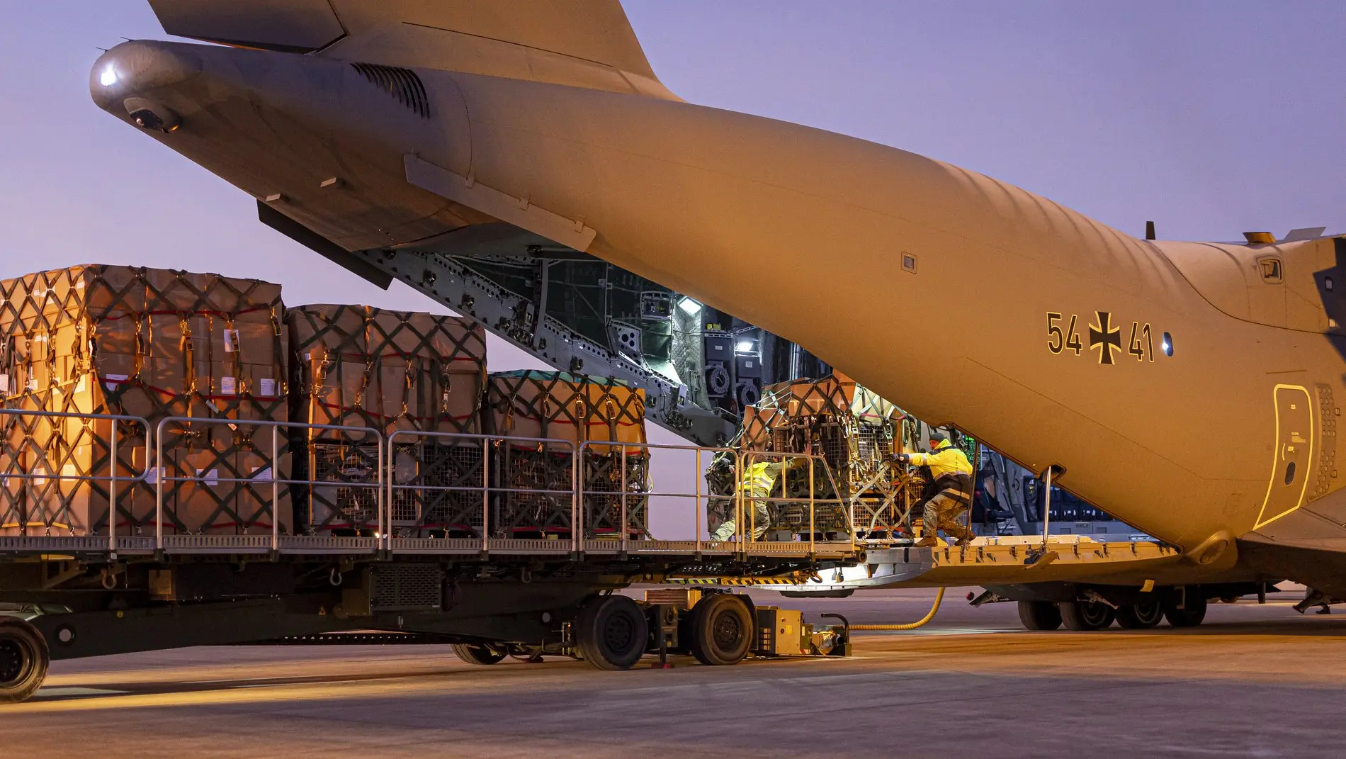 Transportflugzeug vom Typ Airbus A400 der Luftwaffe wird mit Hilfsgütern beladen Transportflugzeug vom Typ Airbus A400 der Luftwaffe wird mit Hilfsgütern beladen