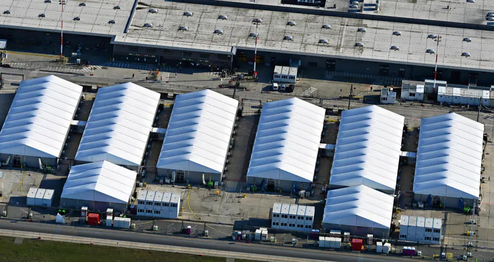 Zelte für Geflüchtete in Berlin-Tegel. Luftaufnahme von Zelten zur Unterbringung von Geflüchteten am Flughafen Tegel