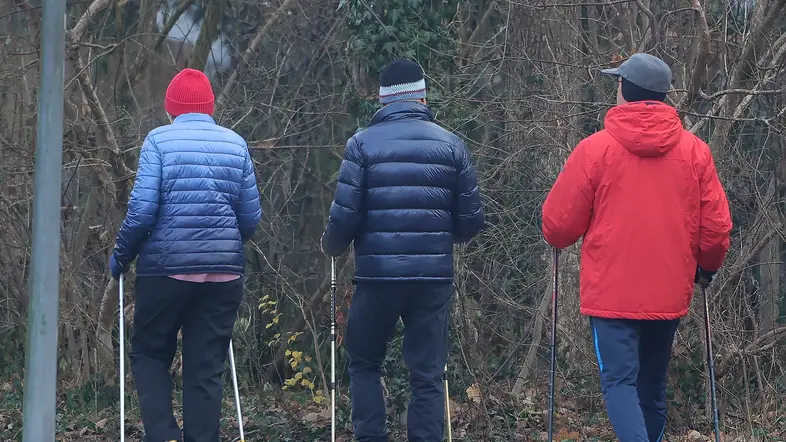 Rentner beim Spaziergang im Park