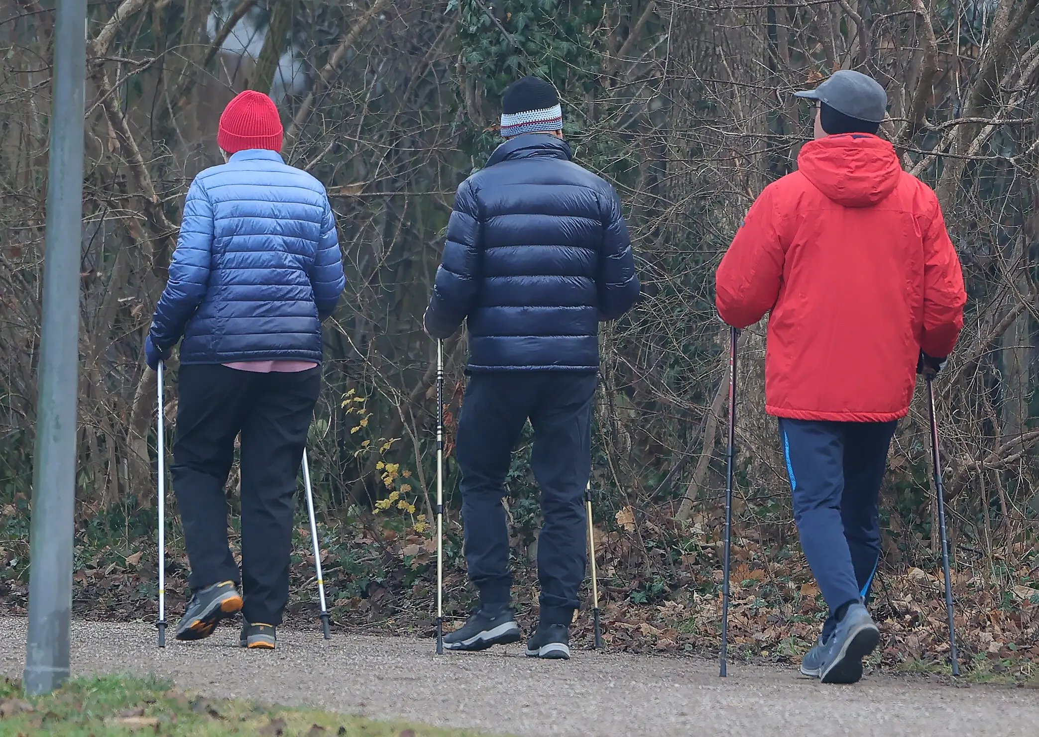 Rentner beim Spaziergang im Park