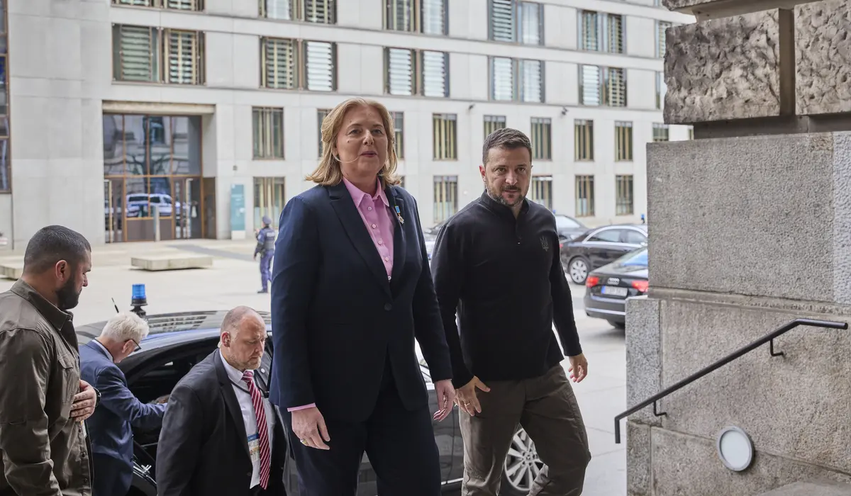 Bas und Selenskyj laufen die Treppen zum Reichstagsgebäude hoch