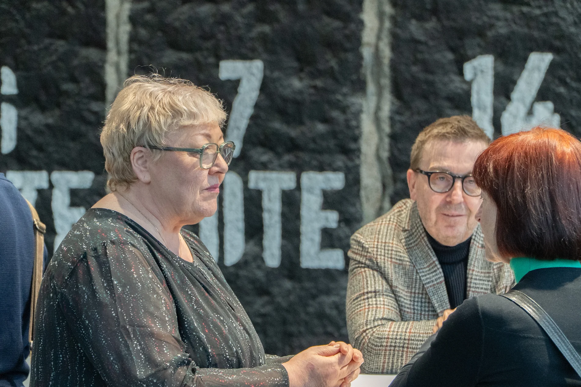 Evelyn Zupke bei der Ausstellung im Mauer-Mahnmal.