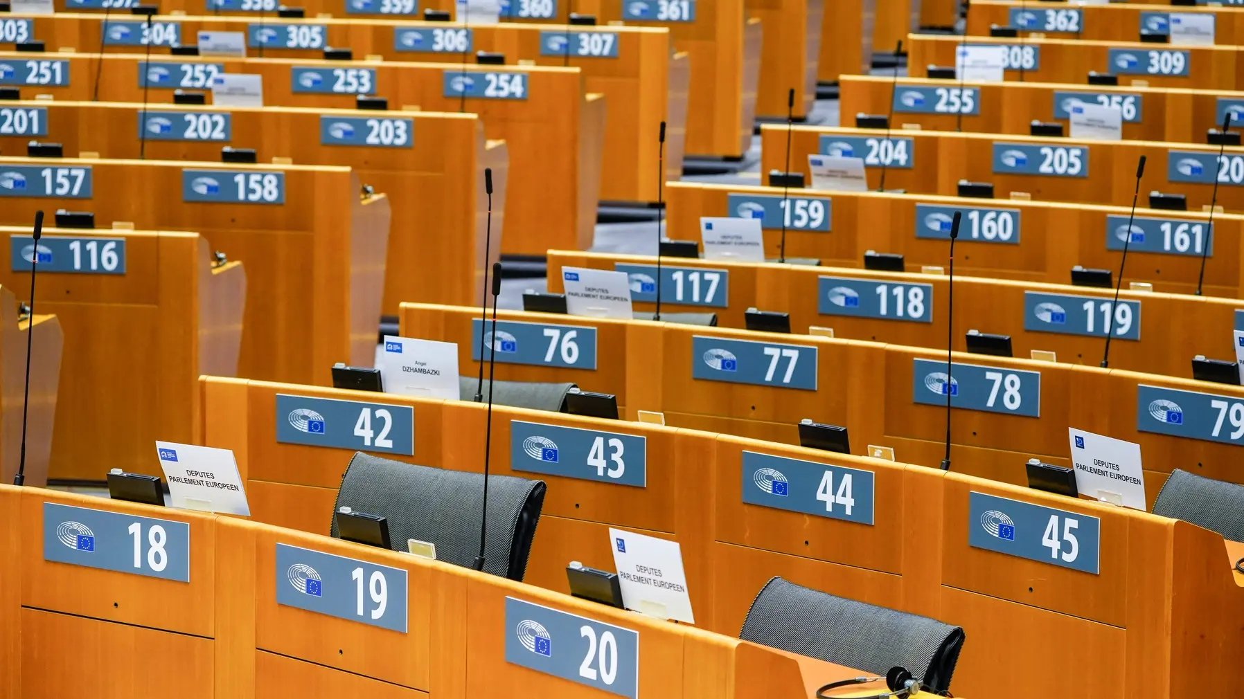 Leerer Plenarsaal im Europäischen Parlament