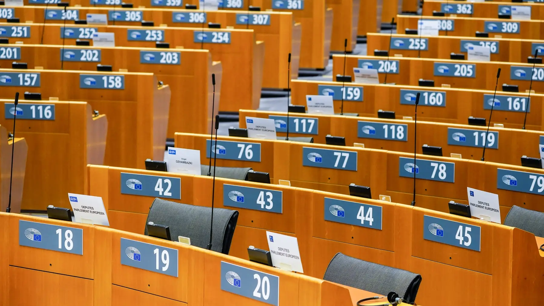 Leerer Plenarsaal im Europäischen Parlament