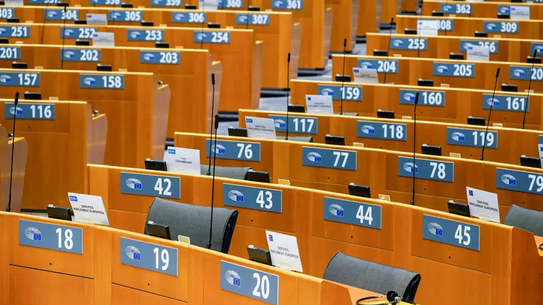 Leerer Plenarsaal im Europäischen Parlament