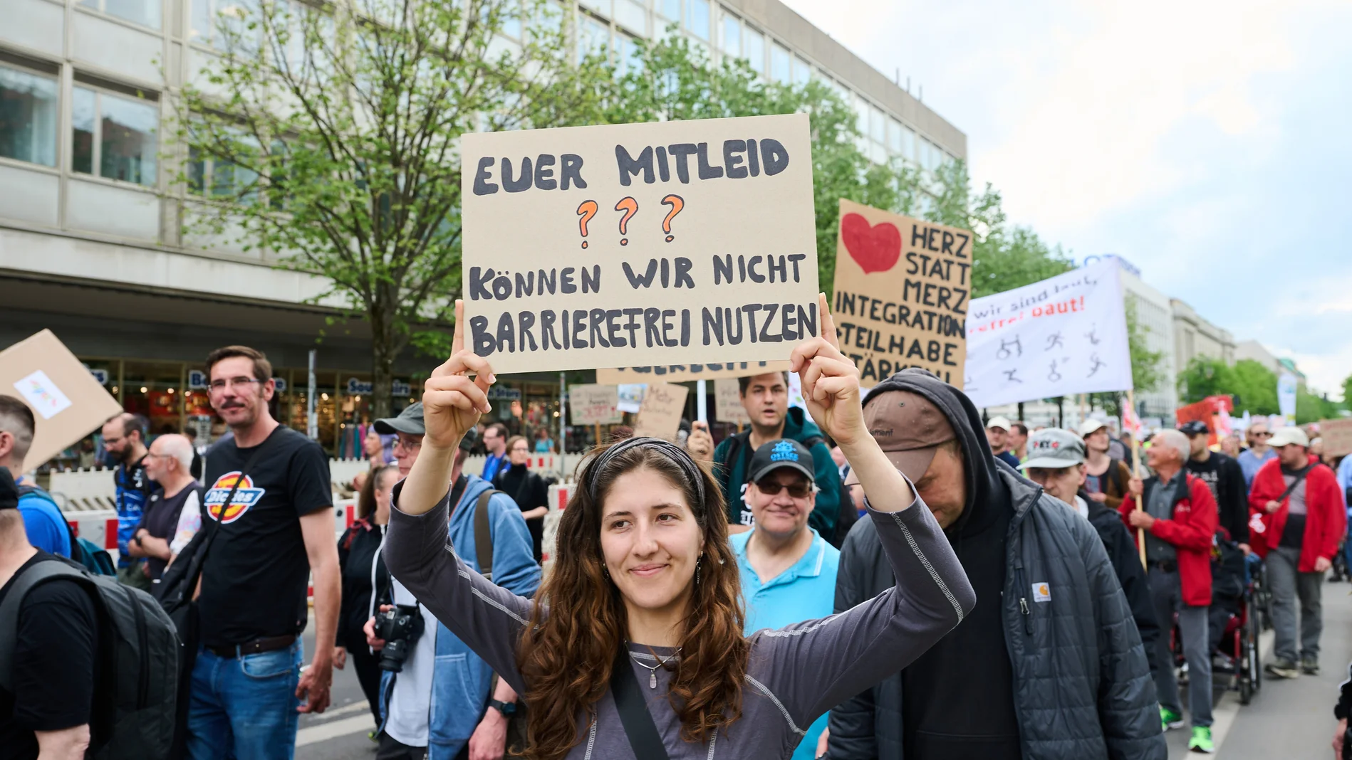 „Euer Mitleid? -Können wir nicht barrierefrei nutzen“ steht auf einem Plakat