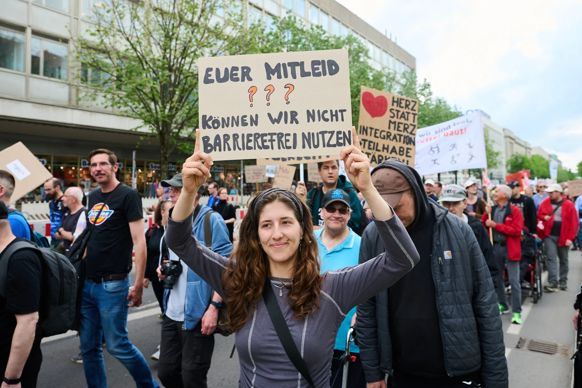„Euer Mitleid? -Können wir nicht barrierefrei nutzen“ steht auf einem Plakat